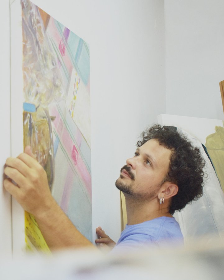 Espero mentre sistema un quadro nello studio