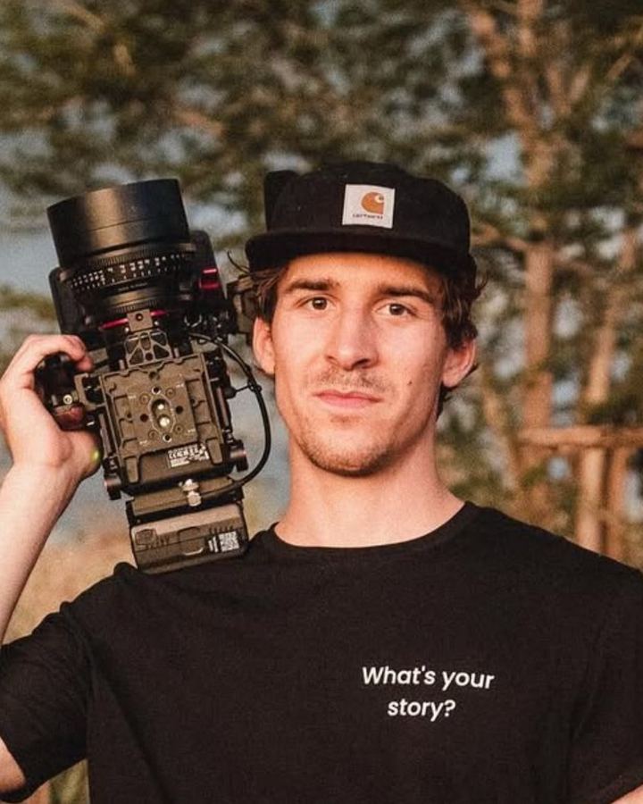 Davide Santinello di LungoLinea Studio con la cinepresa sulla spalla
