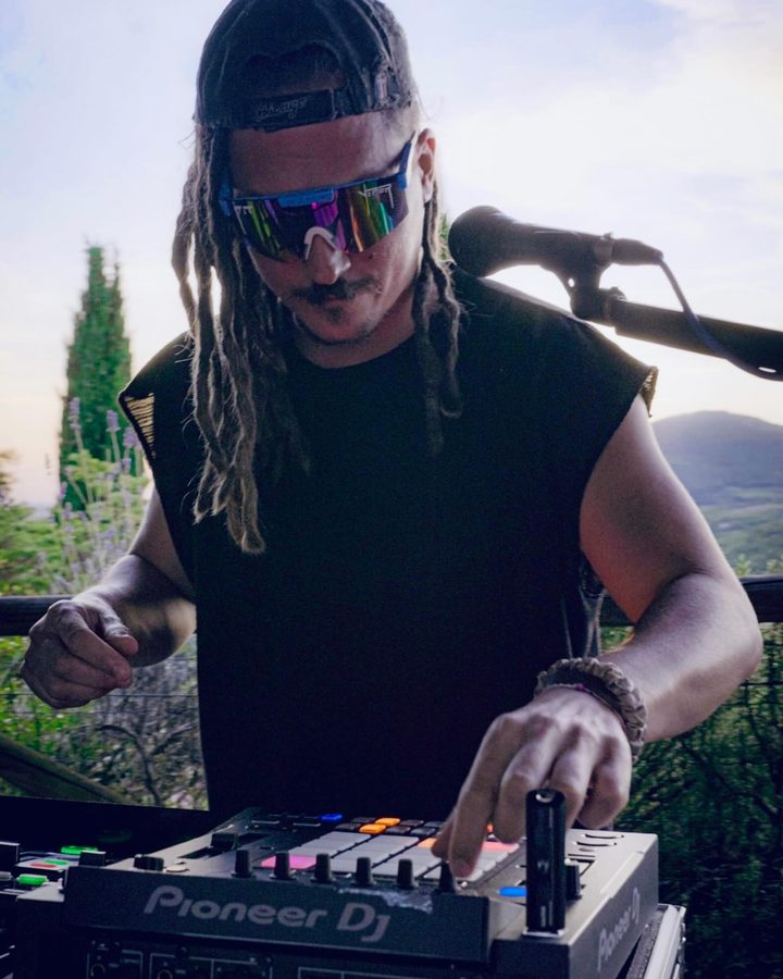 Pola alla console durante un dj set al tramonto