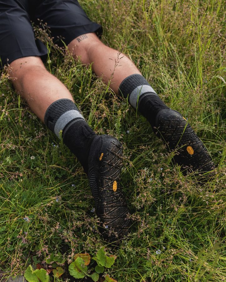 Scarpe UYN barefoot su un prato