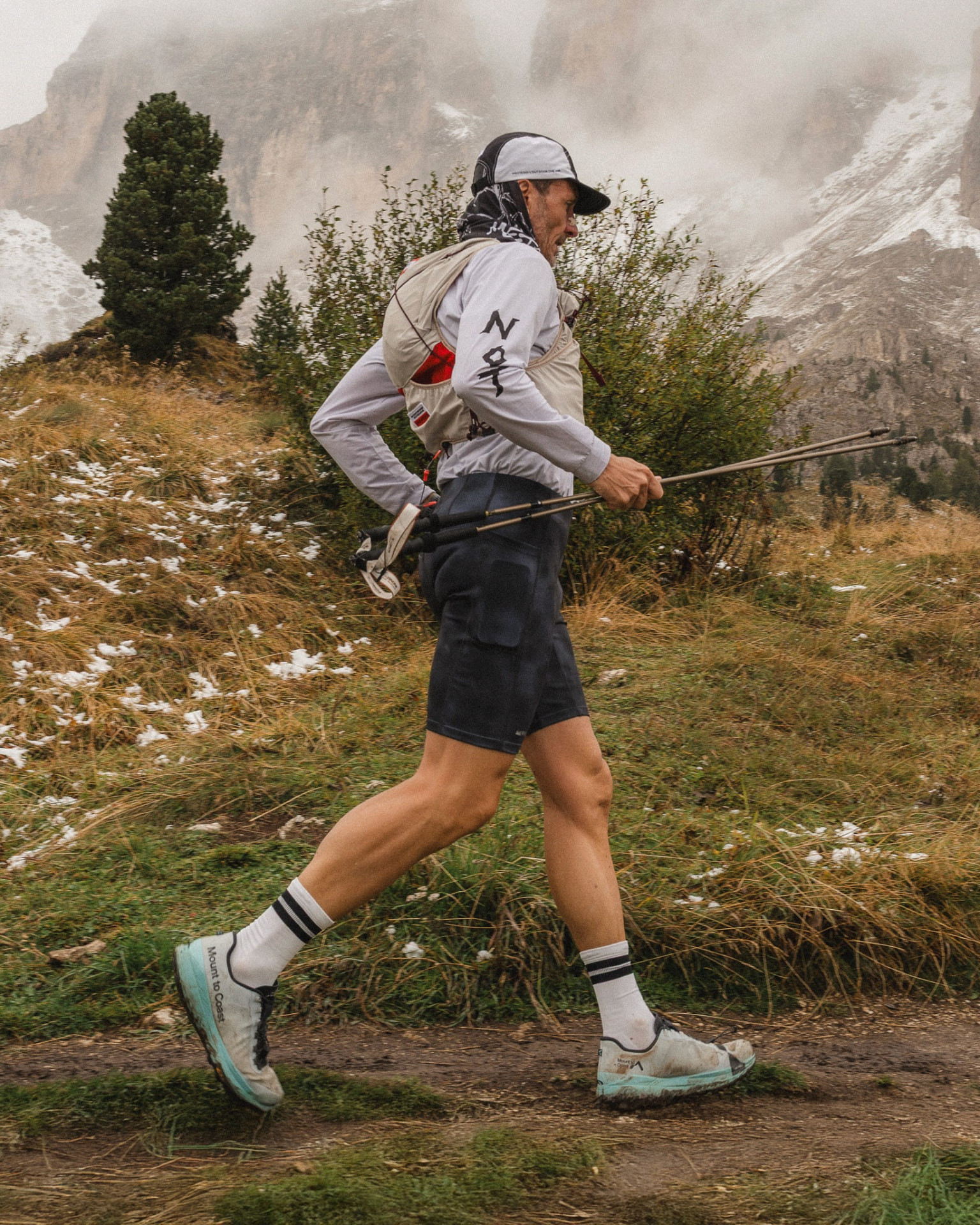 Filippo Cannetta in gara con bastoni e zaino tra le montagne