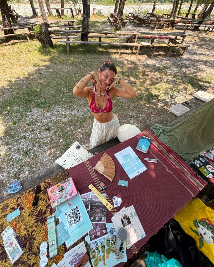 Lilly di Cappuccino Yoga al banchetto con libri di astrologia